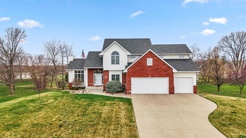 545 Evergreen Ln, Robins, IA, 52328-9529 | Card Image
