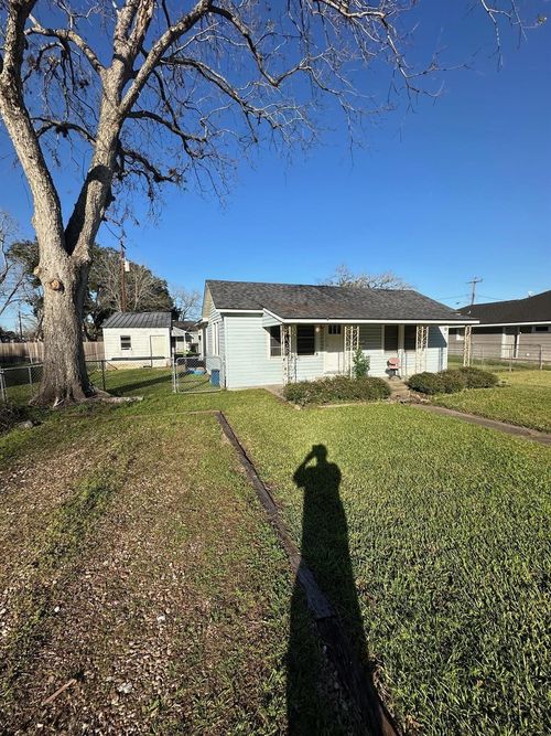 329 Lazy Ln, Wharton, TX, 77488-3217 | Card Image