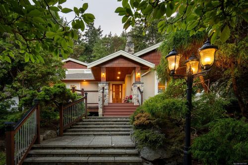2229 Arbutus Rd E, Saanich, BC, V8N1V2 | Card Image