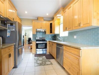 2052 Westview Dr, House other with 6 bedrooms, 4 bathrooms and 3 parking in North Vancouver BC | Image 3