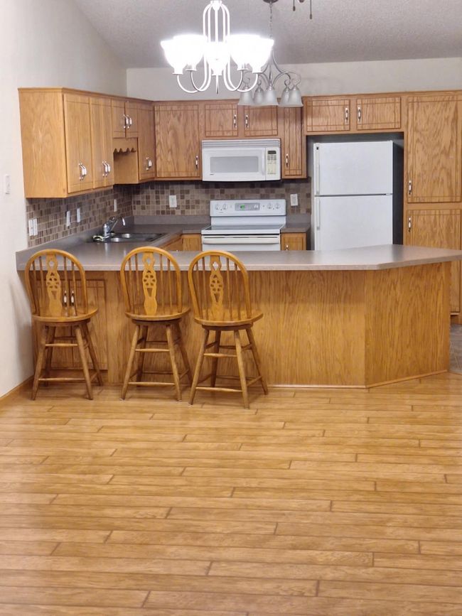 Kitchen and Breakfast Area | Image 12