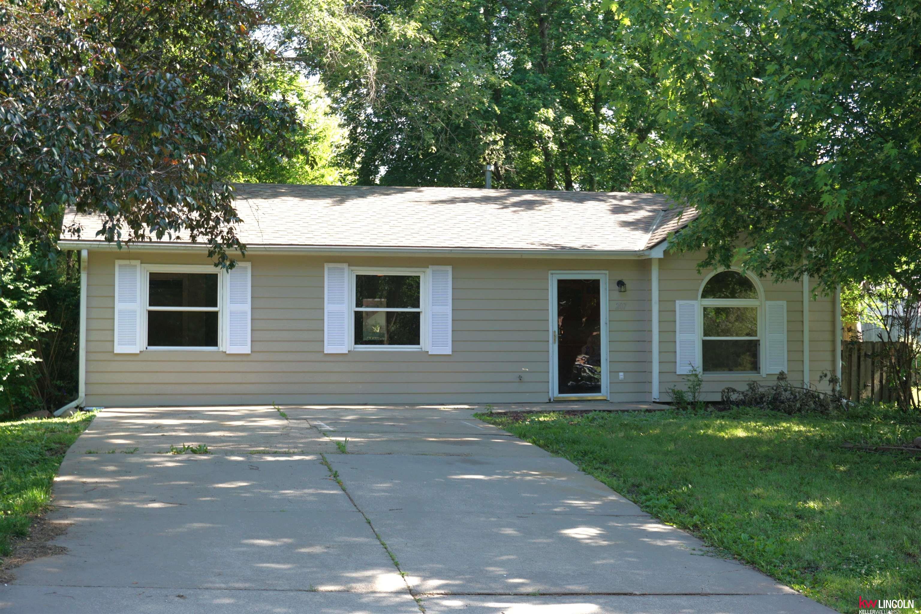 Redwood Cir, Hickman, NE 68372