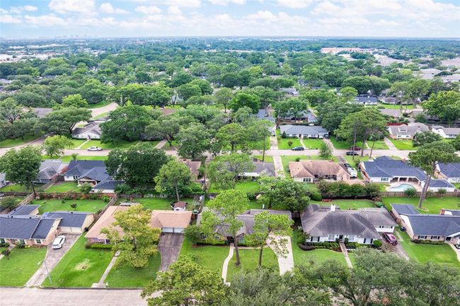 Location, Location - short commute to Memorial Mall, City Center, Galleria or IAH | Image 33