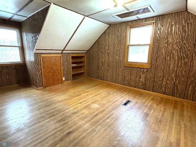 Built in shelves upstairs BR | Image 23