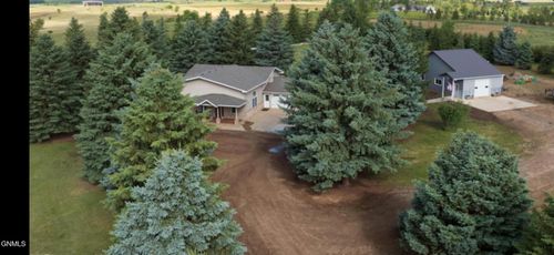 3251 104t Ave Sw, Dickinson, ND, 58601-9032 | Card Image