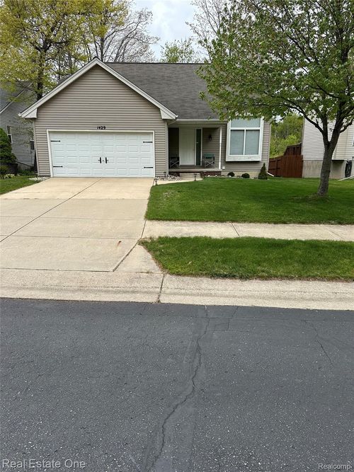 1429 Sherwood Forest Ct, Waterford, MI, 48327-1677 | Card Image