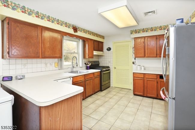 16 Meadow Ln, House other with 5 bedrooms, 2 bathrooms and null parking in Old Bridge NJ | Image 9