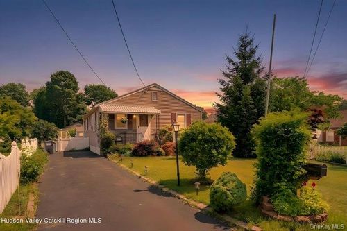 583 Savoy St, Kingston, NY, 12401-1824 | Card Image