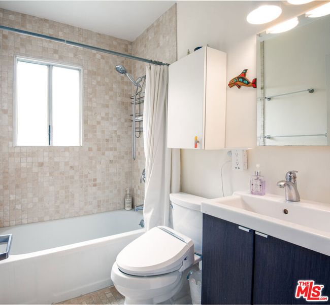 10739 Jefferson Blvd, Home with 4 bedrooms, 2 bathrooms and 2 parking in Culver City CA | Image 15