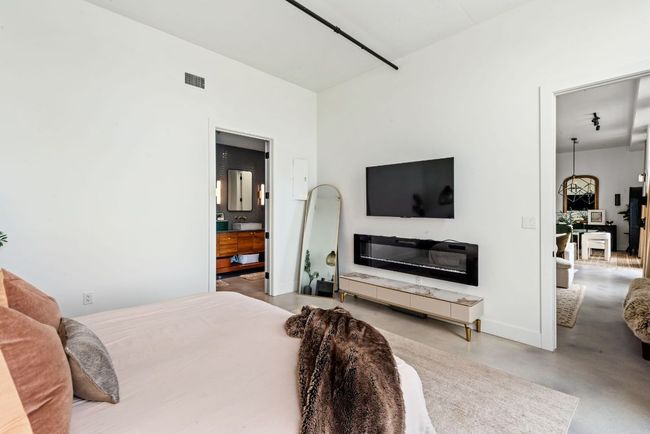 Electric fireplace included | Image 24
