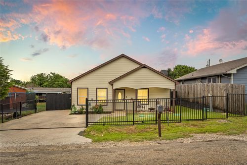 907 Colorado River Dr, Granbury, TX, 76048-5824 | Card Image