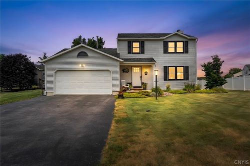 8600 Snowshoe Trl, Cicero, NY, 13039-7831 | Card Image
