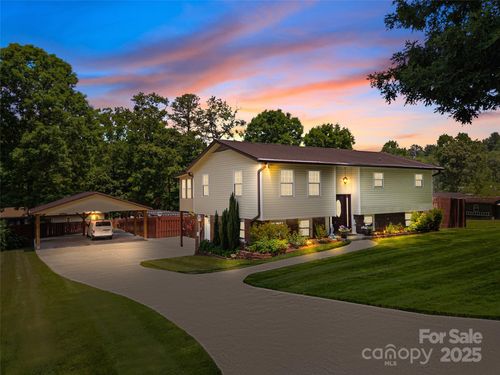 5 Granite Dr, Hendersonville, NC, 28792-9102 | Card Image