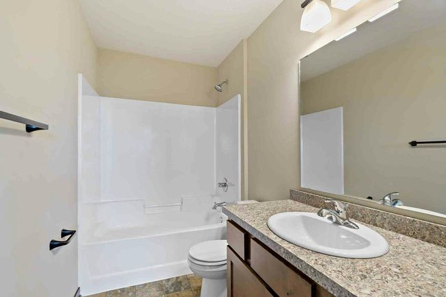 Upper Level Full Bath | Image 18