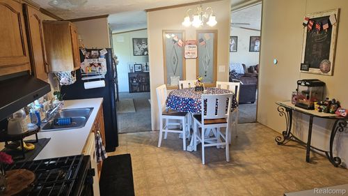 83 Ashley Cir, Swartz Creek, MI, 48473-1182 | Card Image