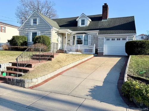 30 Highland Pl, Great Neck, NY, 11020-1057 | Card Image