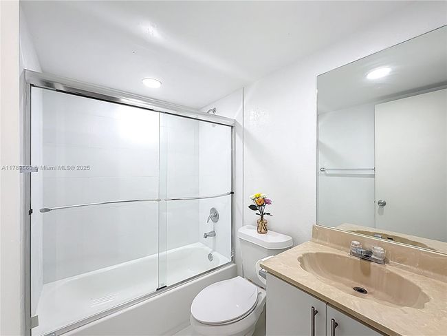 5863 - 5863 W 28 Th Ave, Condo with 2 bedrooms, 2 bathrooms and null parking in Hialeah FL | Image 18