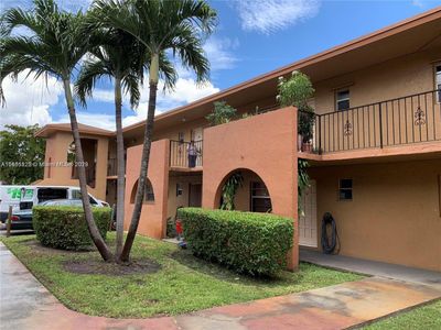 203 - 1685 W 42nd St, Condo with 2 bedrooms, 2 bathrooms and null parking in Hialeah FL | Image 2