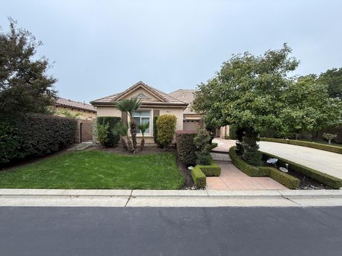 10637 N Lochmoor Ln, Fresno, CA, 93730-3580 | Card Image