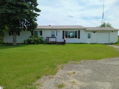 235 S M 65, House other with 3 bedrooms, 1 bathrooms and null parking in Whittemore MI | Image 1