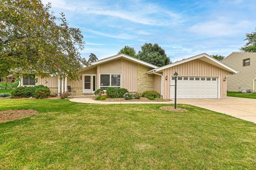 1940 S Parkwood Ln, New Berlin, WI, 53151-2456 | Card Image