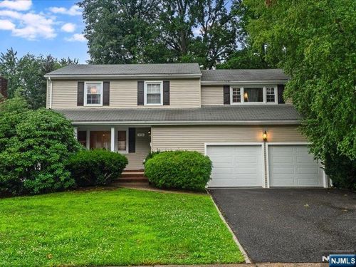 372 Mckinley Blvd, Paramus, NJ, 07652-4752 | Card Image