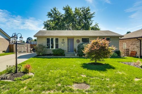 {{alt}} | Card Image