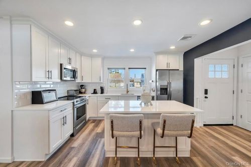 10 Petal Ln, Hicksville, NY, 11801-6115 | Card Image