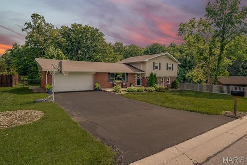 112 Saint Mary Dr, Collinsville, IL, 62234-5129 | Card Image