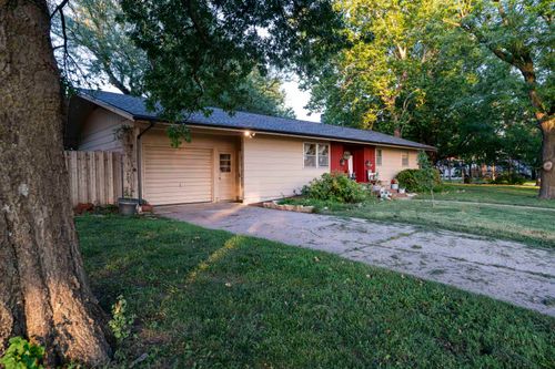 320 Erb St, Hesston, KS, 67062-9118 | Card Image