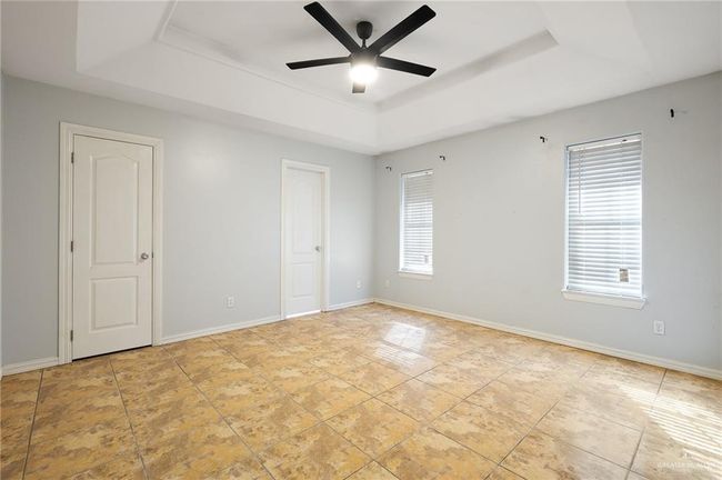 Spacious Room with Lots of Natural Light and a Walk-in Closet | Image 8