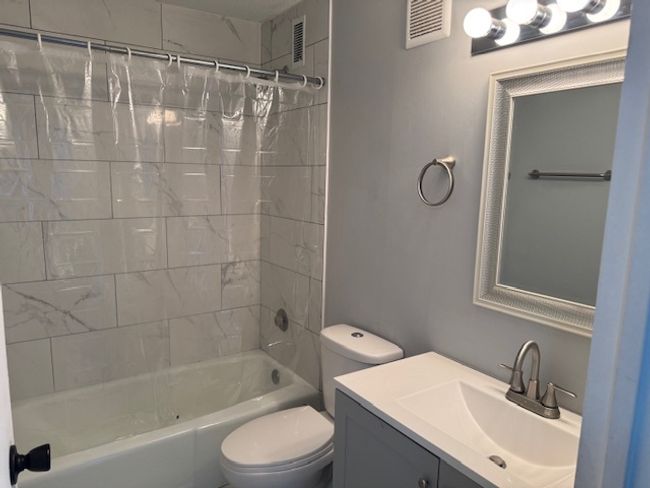 APT-4C - 2211 S Highland Ave, Condo with 2 bedrooms, 2 bathrooms and 2 parking in Lombard IL | Image 32