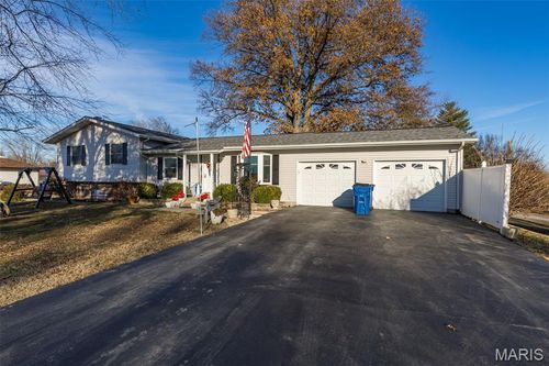 777 Golf Course Dr, Herculaneum, MO, 63048-1422 | Card Image