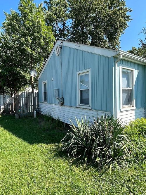 1453 Carman St, Burton, MI, 48529-1209 | Card Image