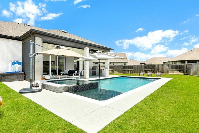 Tanning ledge and hot tub with jets | Image 9