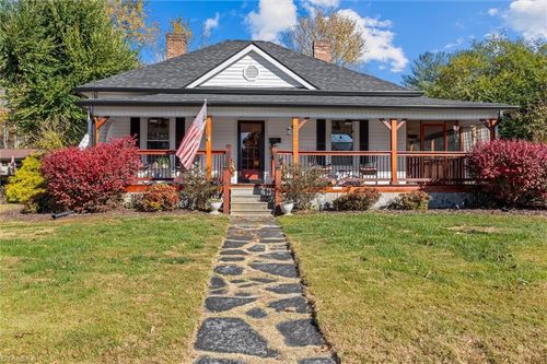 200 W Oakdale St, Mount Airy, NC, 27030-2916 | Card Image