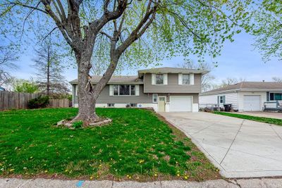 Tri-level home featuring a front yard and a garage | Image 2