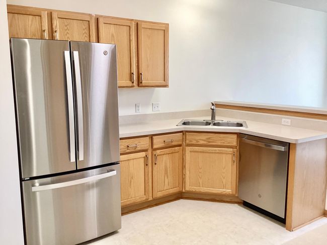 Neutral finishes, new appliances. | Image 5