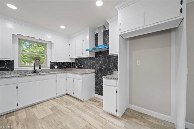 306 Lakeshore Dr, House other with 3 bedrooms, 2 bathrooms and null parking in Thomasville NC | Image 11