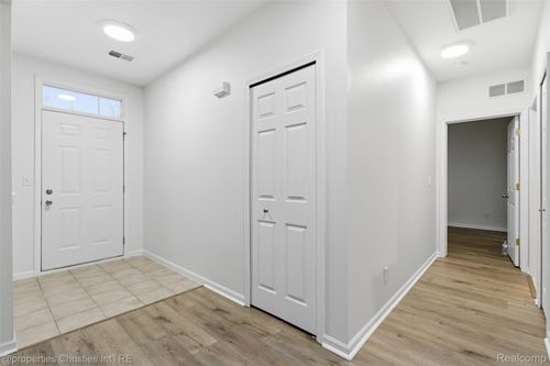 1804 Flagstone Cir, Rochester, MI, 48307-6095 | Card Image