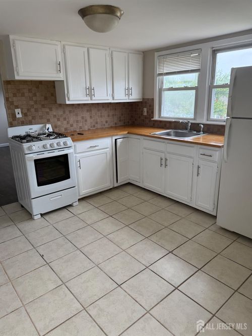 8 Kendall Dr, Parlin, NJ, 08859-1106 | Card Image
