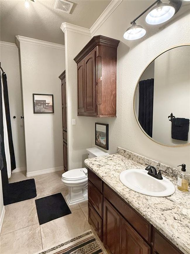 Large Secondary Bathroom | Image 18