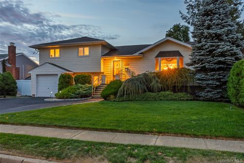 2495 Navy Pl, Bellmore, NY, 11710-4812 | Card Image