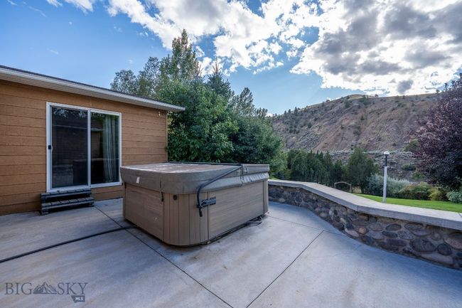 1077 Us Highway 89 S, House other with 3 bedrooms, 3 bathrooms and null parking in Gardiner MT | Image 8