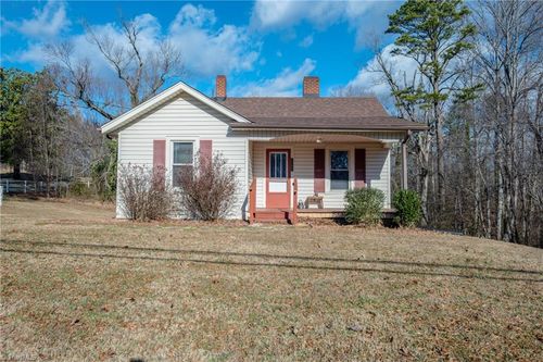 2660 W Pine St, Mount Airy, NC, 27030-9045 | Card Image