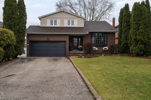 228 Yorkshire Drive, Newmarket, ON, L3Y6J7 | Card Image