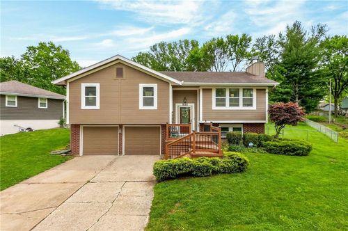 525 Ne Noeleen Ln, Lee's Summit, MO, 64086-3026 | Card Image