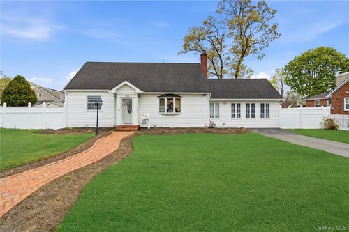 1333 13th St, West Babylon, NY, 11704-3213 | Card Image