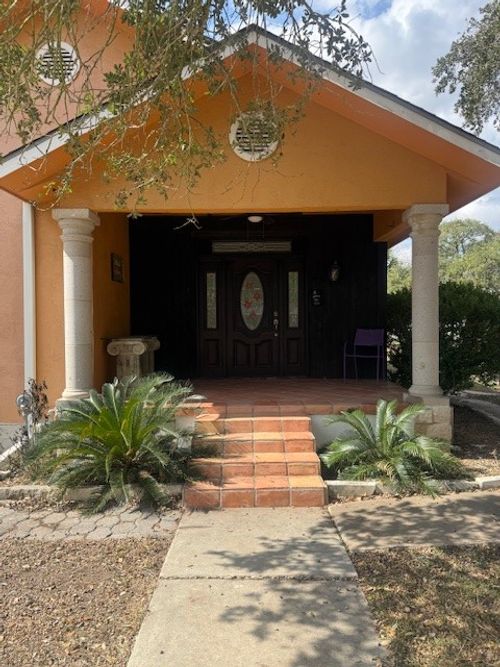 600 S Pecan Ave, Luling, TX, 78648-3329 | Card Image