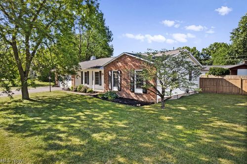 586 Brookpark Dr, Cuyahoga Falls, OH, 44223-2761 | Card Image